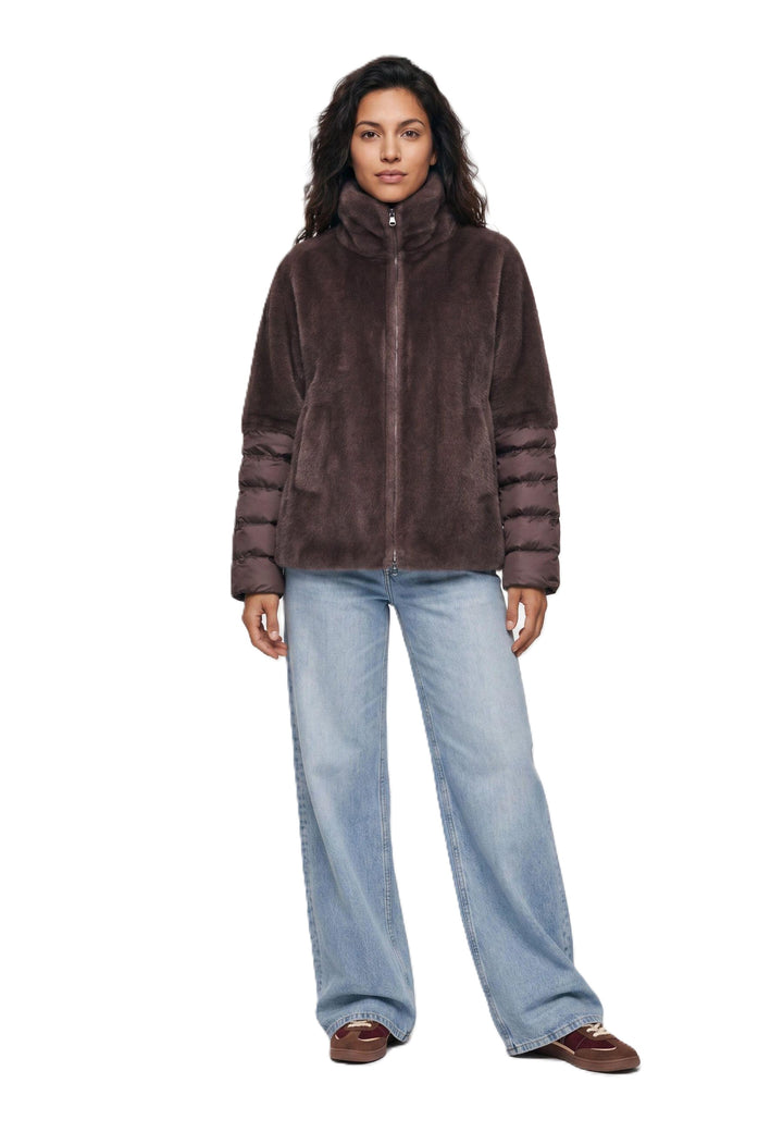 Jacke Milestone MSLorena braun. Moderne kurze Cape-Jacke aus einem Mix von Fakefur und Nylonstepp. Die Jacke ist Fake Pelz im Nerz-Look bondiert mit Velours Ton in Ton. Teilweise sind geschnittene Kanten mit verarbeitet. Stehkragen mit Tunnelzug und raffiniertem Tunneldetail. Die Jacke hat einen praktische Zwei-Wege-Reißverschluss.