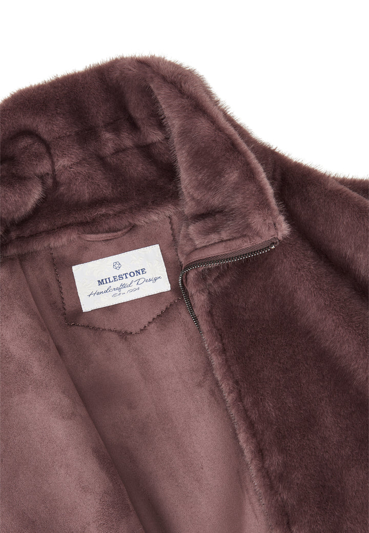 Jacke Milestone MSLorena braun. Moderne kurze Cape-Jacke aus einem Mix von Fakefur und Nylonstepp. Die Jacke ist Fake Pelz im Nerz-Look bondiert mit Velours Ton in Ton. Teilweise sind geschnittene Kanten mit verarbeitet. Stehkragen mit Tunnelzug und raffiniertem Tunneldetail. Die Jacke hat einen praktische Zwei-Wege-Reißverschluss.