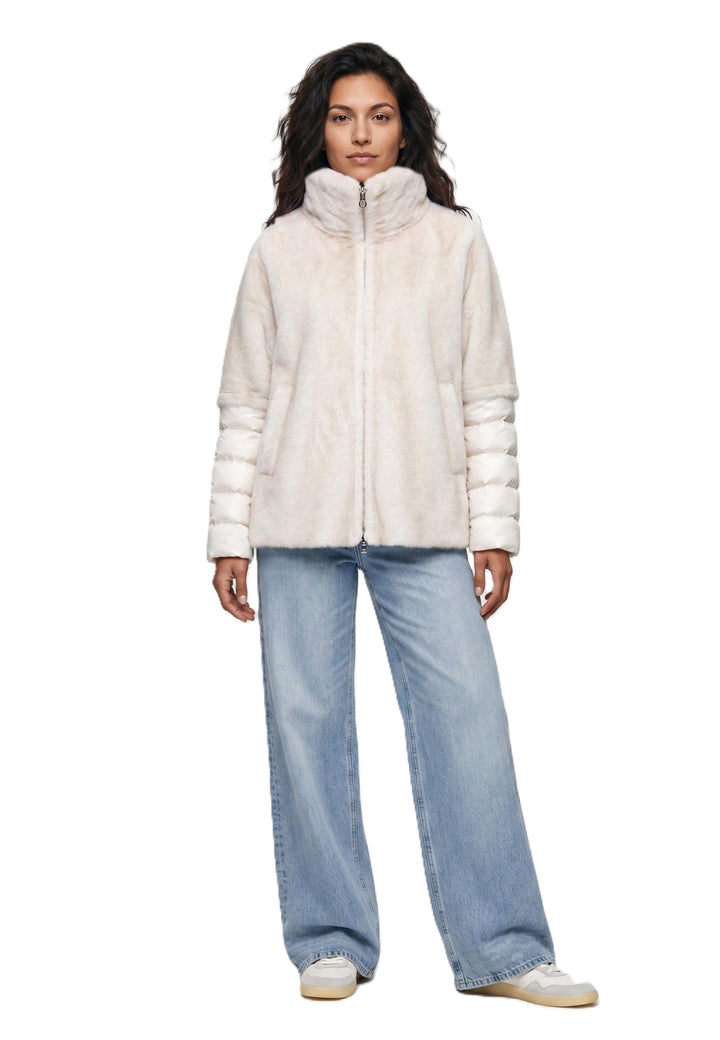 Jacke Milestone MSLorena cream. Moderne kurze Cape-Jacke aus einem Mix von Fakefur und Nylonstepp. Die Jacke ist Fake Pelz im Nerz-Look bondiert mit Velours Ton in Ton. Teilweise sind geschnittene Kanten mit verarbeitet. Stehkragen mit Tunnelzug und raffiniertem Tunneldetail. Die Jacke hat einen praktische Zwei-Wege-Reißverschluss.