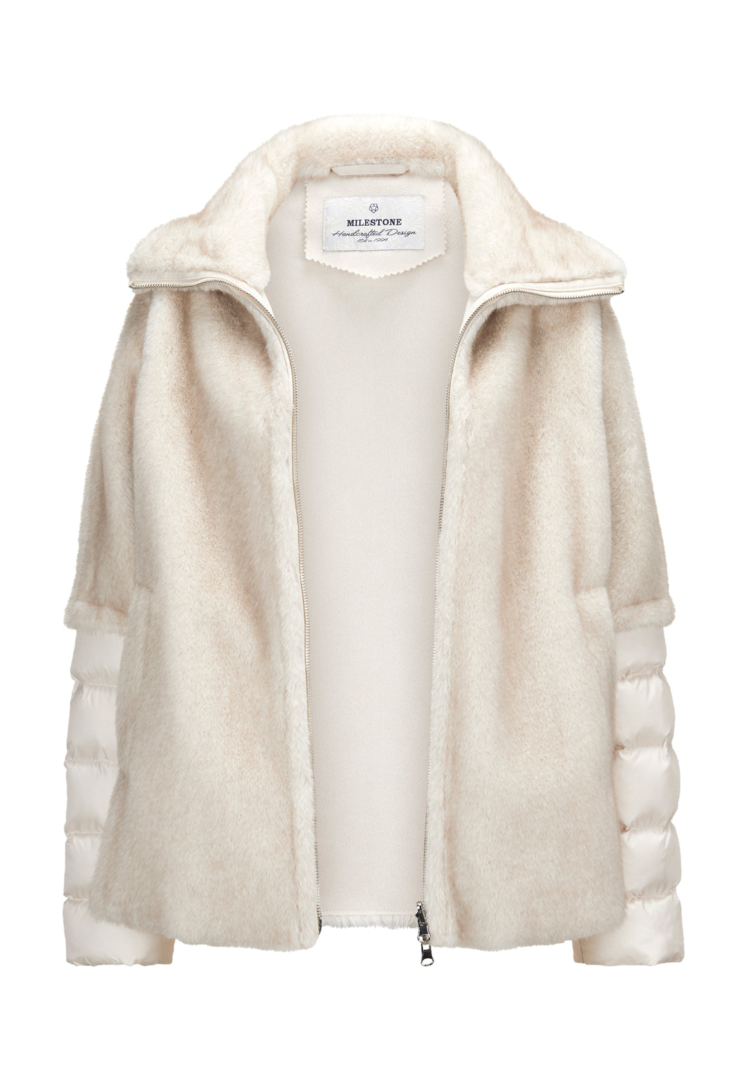 Jacke Milestone MSLorena cream. Moderne kurze Cape-Jacke aus einem Mix von Fakefur und Nylonstepp. Die Jacke ist Fake Pelz im Nerz-Look bondiert mit Velours Ton in Ton. Teilweise sind geschnittene Kanten mit verarbeitet. Stehkragen mit Tunnelzug und raffiniertem Tunneldetail. Die Jacke hat einen praktische Zwei-Wege-Reißverschluss.