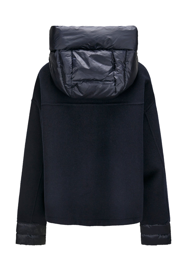 Jacke Milestone MSMaddy. Sportliche und lässige Jacke in blau. Die Jacke besteht aus einem modernen Mix aus Doubleface und Nylonstepp. Sie hat überschnittene Schultern und eine lockere Form. Die Jacke hat einen Rundhalsausschnitt mit abnehmbarer gesteppter Kapuze. Ein 2-Wege Metall-Reißverschluss 