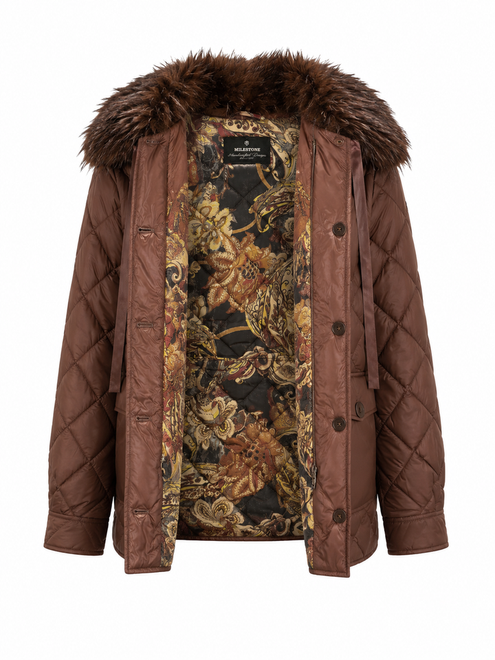 Jacke Milestone MSMelina in braun. Die Jacke ist komplett gesteppt und einen abnehmbaren Federkragen. Sie hat aufgesetzte Taschen und schöne Knöpfe. Die Jacke ist mittellang und leicht. 