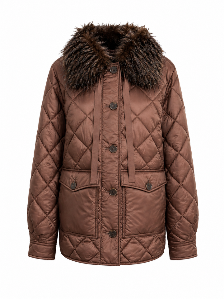 Jacke Milestone MSMelina in braun. Die Jacke ist komplett gesteppt und einen abnehmbaren Federkragen. Sie hat aufgesetzte Taschen und schöne Knöpfe. Die Jacke ist mittellang und leicht. 