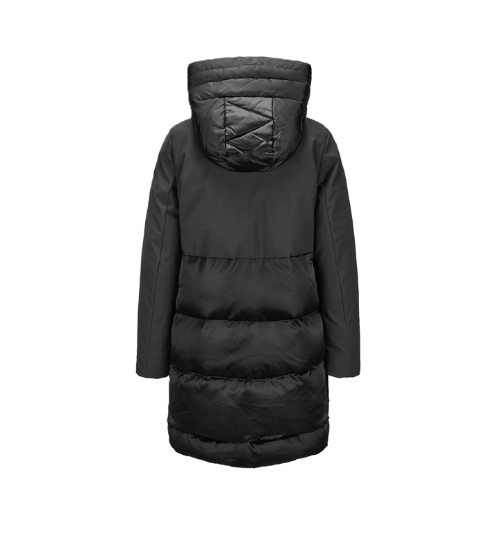 Jacke MILESTONE MSFabienne in schwarz mit sportiv-elegantem Materialmix aus glänzendem Satin und mattem Funktionsstoff. Die taillierte Silhouette, angeschnittene Kapuze mit Tunnelzug, nahtverdeckte Reißverschlusstaschen und innenliegende Strickbündchen ergänzen das winterliche Design.