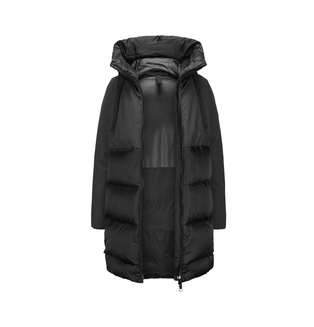Jacke MILESTONE MSFabienne in schwarz mit sportiv-elegantem Materialmix aus glänzendem Satin und mattem Funktionsstoff. Die taillierte Silhouette, angeschnittene Kapuze mit Tunnelzug, nahtverdeckte Reißverschlusstaschen und innenliegende Strickbündchen ergänzen das winterliche Design.