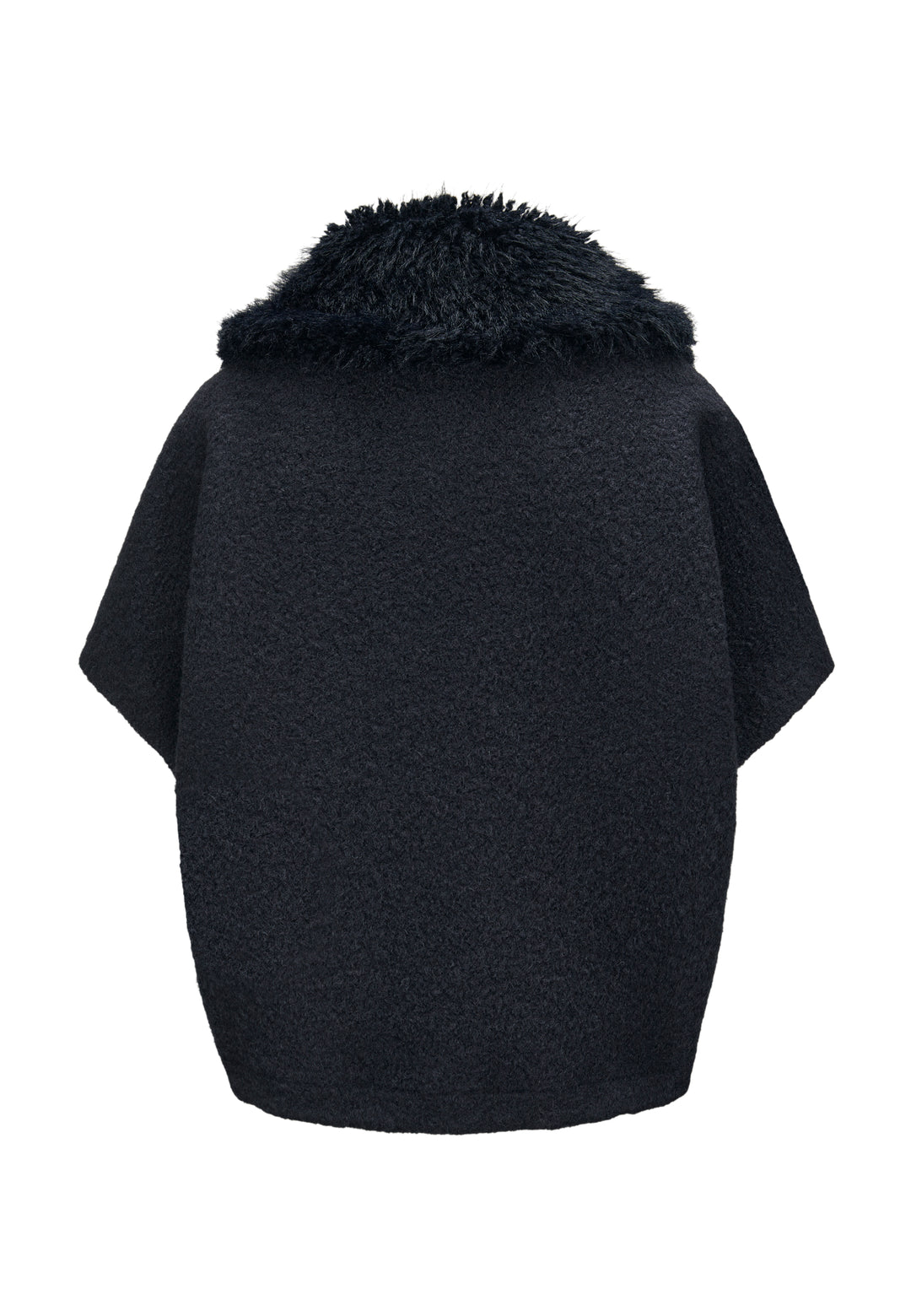 Jacke Milestone MSGloria in nachtblau. Cape mit überschnittenen 3/4 Ärmeln. Sie wurde aus einer gekochten Wolloptik mit Nylon-Patches gefertigt. Der Kragen besteht aus einem hübschen Curly-Fakefur. Die Jacke hat einen Metallreißverschluss in der vorderen Mitte und aufgesetzten Taschen aus Nylonstepp.