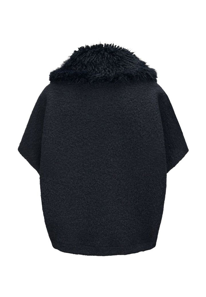 Jacke Milestone MSGloria in nachtblau. Cape mit überschnittenen 3/4 Ärmeln. Sie wurde aus einer gekochten Wolloptik mit Nylon-Patches gefertigt. Der Kragen besteht aus einem hübschen Curly-Fakefur. Die Jacke hat einen Metallreißverschluss in der vorderen Mitte und aufgesetzten Taschen aus Nylonstepp.