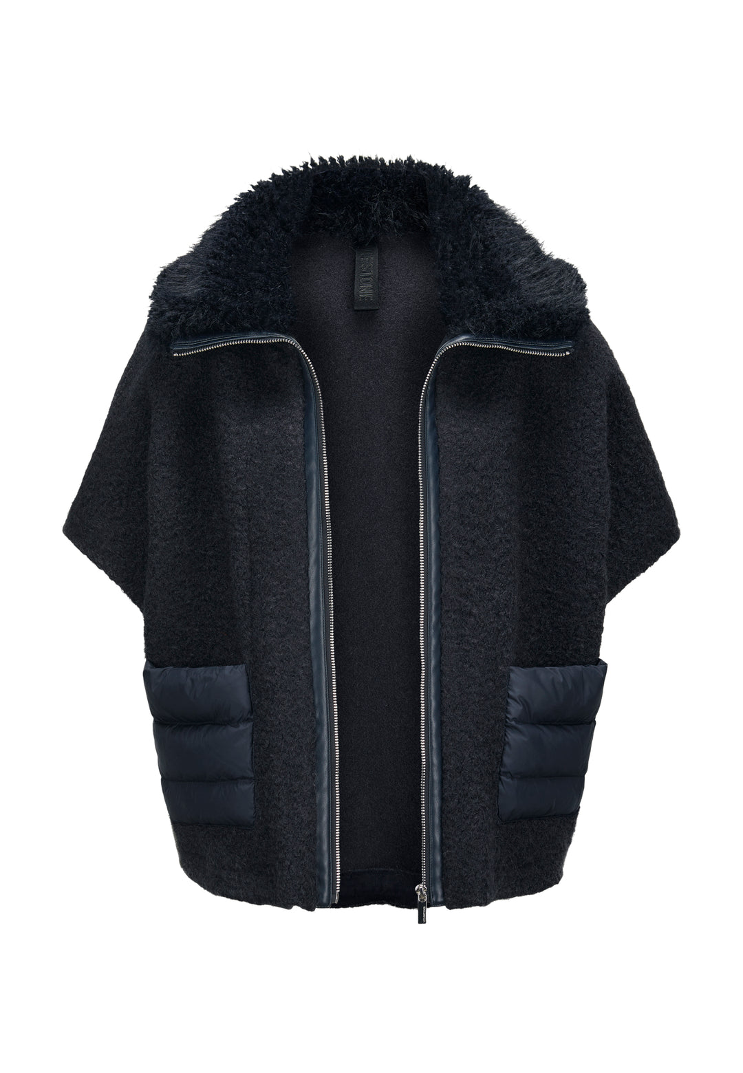 Jacke Milestone MSGloria in nachtblau. Cape mit überschnittenen 3/4 Ärmeln. Sie wurde aus einer gekochten Wolloptik mit Nylon-Patches gefertigt. Der Kragen besteht aus einem hübschen Curly-Fakefur. Die Jacke hat einen Metallreißverschluss in der vorderen Mitte und aufgesetzten Taschen aus Nylonstepp.