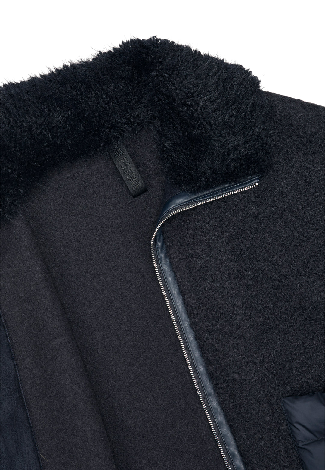 Jacke Milestone MSGloria in nachtblau. Cape mit überschnittenen 3/4 Ärmeln. Sie wurde aus einer gekochten Wolloptik mit Nylon-Patches gefertigt. Der Kragen besteht aus einem hübschen Curly-Fakefur. Die Jacke hat einen Metallreißverschluss in der vorderen Mitte und aufgesetzten Taschen aus Nylonstepp.