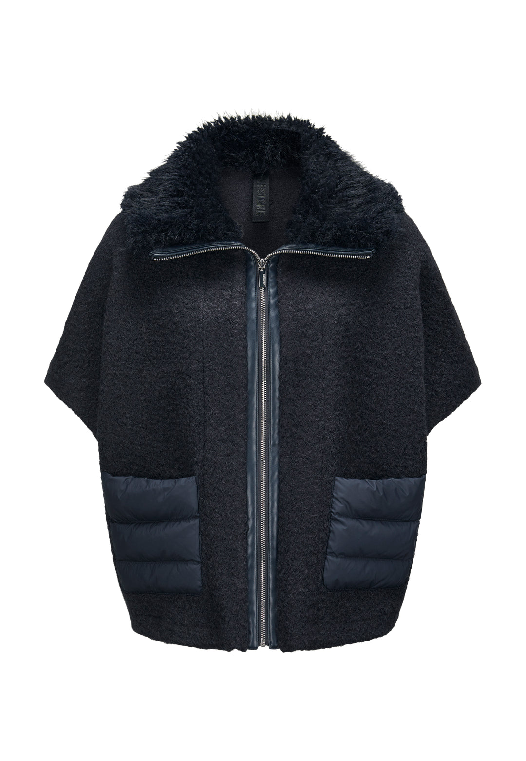 Jacke Milestone MSGloria in nachtblau. Cape mit überschnittenen 3/4 Ärmeln. Sie wurde aus einer gekochten Wolloptik mit Nylon-Patches gefertigt. Der Kragen besteht aus einem hübschen Curly-Fakefur. Die Jacke hat einen Metallreißverschluss in der vorderen Mitte und aufgesetzten Taschen aus Nylonstepp.