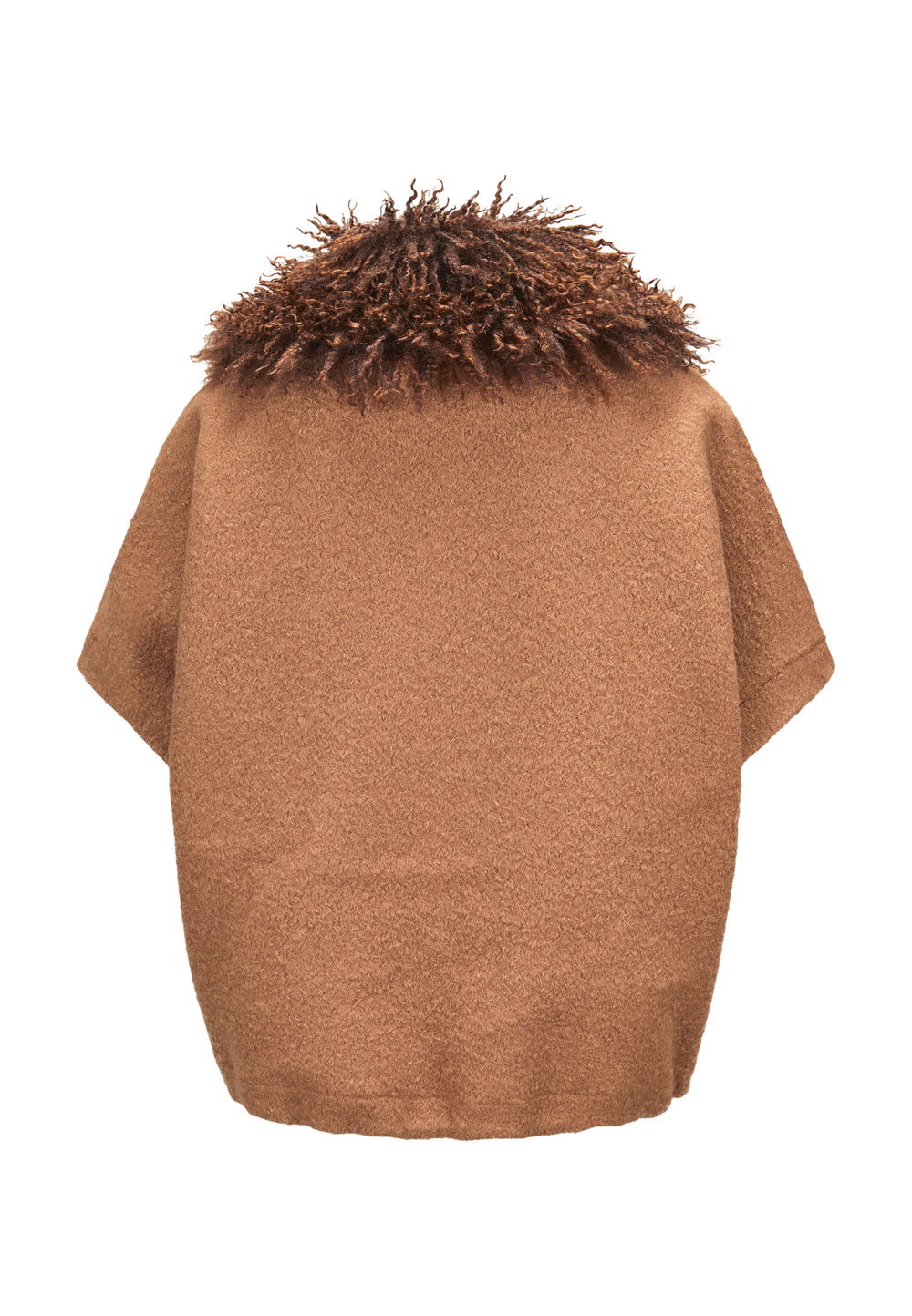 Jacke Milestone MSGloria in braun. Cape mit überschnittenen 3/4 Ärmeln. Sie wurde aus einer gekochten Wolloptik mit Nylon-Patches gefertigt. Der Kragen besteht aus einem hübschen Curly-Fakefur. Die Jacke hat einen Metallreißverschluss in der vorderen Mitte und aufgesetzten Taschen aus Nylonstepp.