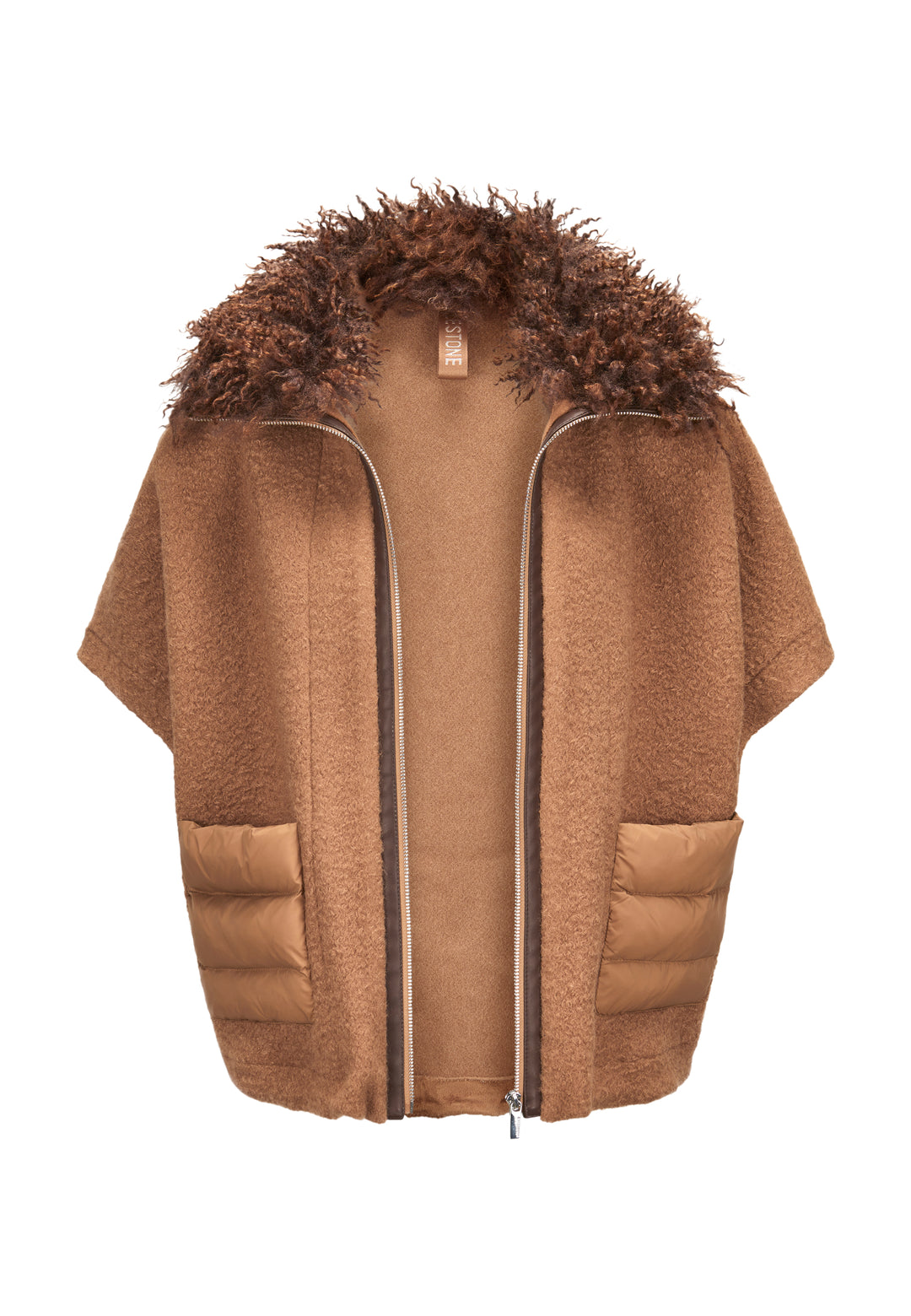 Jacke Milestone MSGloria in braun. Cape mit überschnittenen 3/4 Ärmeln. Sie wurde aus einer gekochten Wolloptik mit Nylon-Patches gefertigt. Der Kragen besteht aus einem hübschen Curly-Fakefur. Die Jacke hat einen Metallreißverschluss in der vorderen Mitte und aufgesetzten Taschen aus Nylonstepp.