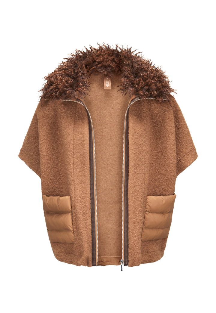 Jacke Milestone MSGloria in braun. Cape mit überschnittenen 3/4 Ärmeln. Sie wurde aus einer gekochten Wolloptik mit Nylon-Patches gefertigt. Der Kragen besteht aus einem hübschen Curly-Fakefur. Die Jacke hat einen Metallreißverschluss in der vorderen Mitte und aufgesetzten Taschen aus Nylonstepp.