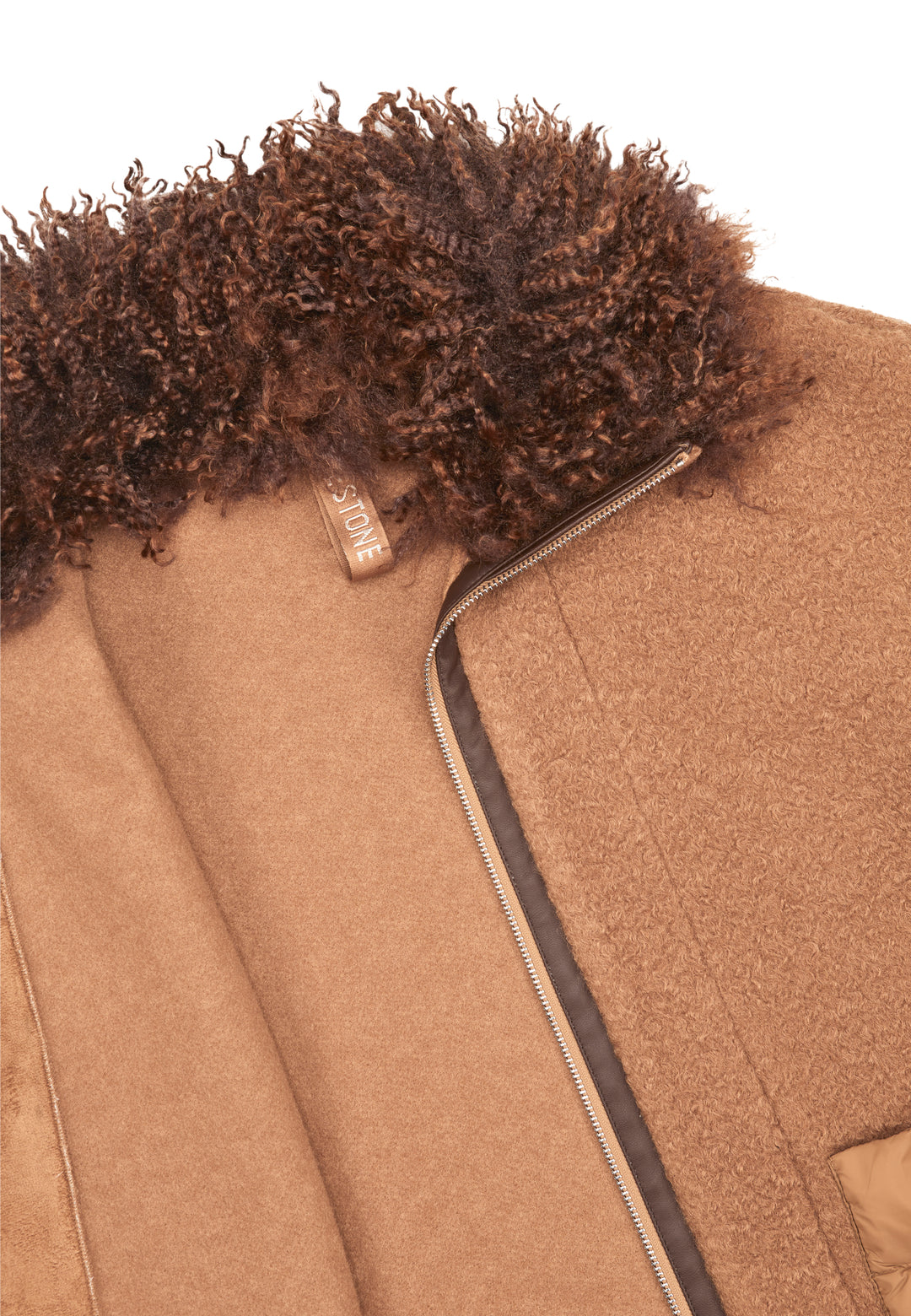 Jacke Milestone MSGloria in braun. Cape mit überschnittenen 3/4 Ärmeln. Sie wurde aus einer gekochten Wolloptik mit Nylon-Patches gefertigt. Der Kragen besteht aus einem hübschen Curly-Fakefur. Die Jacke hat einen Metallreißverschluss in der vorderen Mitte und aufgesetzten Taschen aus Nylonstepp.