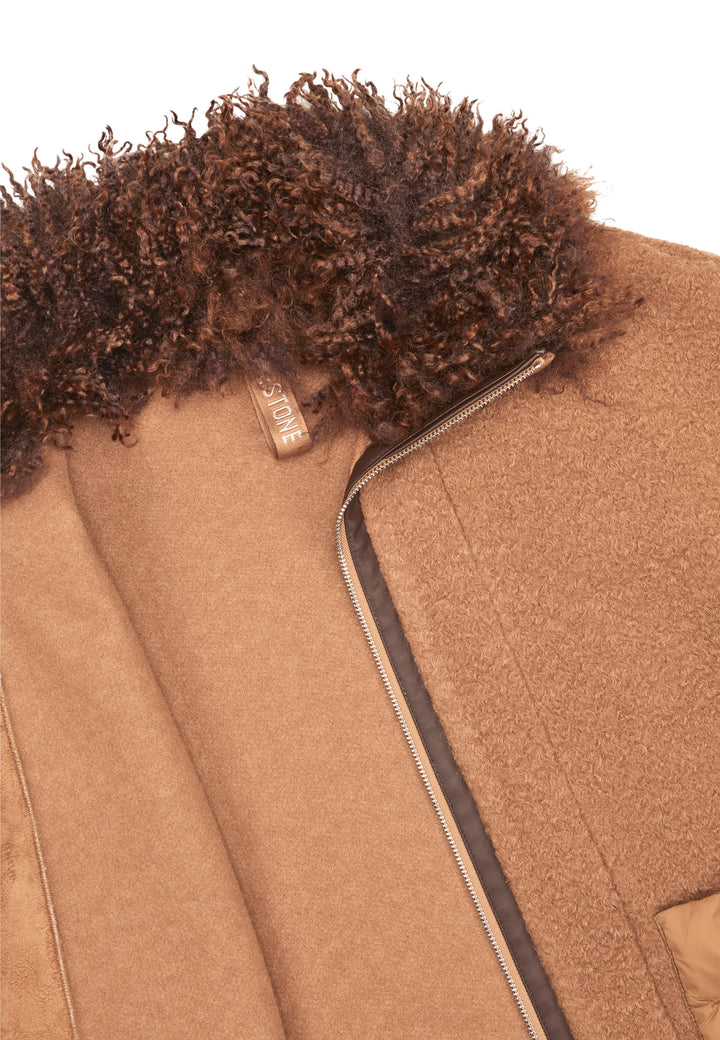 Jacke Milestone MSGloria in braun. Cape mit überschnittenen 3/4 Ärmeln. Sie wurde aus einer gekochten Wolloptik mit Nylon-Patches gefertigt. Der Kragen besteht aus einem hübschen Curly-Fakefur. Die Jacke hat einen Metallreißverschluss in der vorderen Mitte und aufgesetzten Taschen aus Nylonstepp.