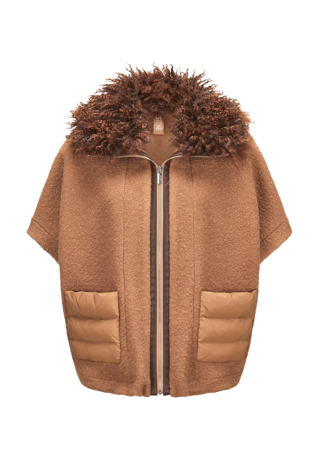 Jacke Milestone MSGloria in braun. Cape mit überschnittenen 3/4 Ärmeln. Sie wurde aus einer gekochten Wolloptik mit Nylon-Patches gefertigt. Der Kragen besteht aus einem hübschen Curly-Fakefur. Die Jacke hat einen Metallreißverschluss in der vorderen Mitte und aufgesetzten Taschen aus Nylonstepp.