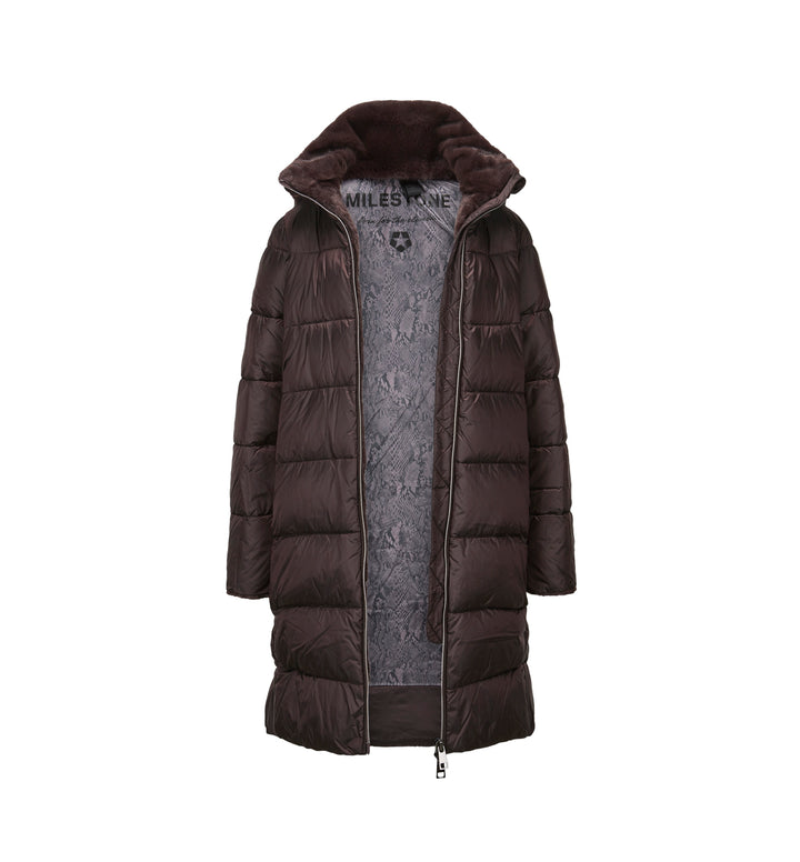 Jacke MILESTONE MSLouise in Mink mit leicht ausgestellter A-Linie, abnehmbarer Kapuze und kuscheligem Kunstfell im Kragen- und Kapuzenbereich, an der vorderen Kante und am Ärmelsaum. Der metallisierte Zwei-Wege-Reißverschluss und seitliche Reißverschlusstaschen ergänzen das winterliche Design.