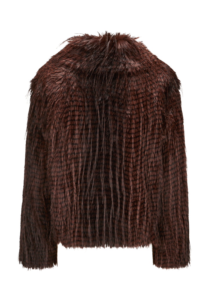 Jacke Milestone MSNelly in rotbraun. Sie ist aus einem Kunstpelz in zweifarbigem Federlook gefertigt. Das Innenfutter ist aus Satin. Die Jacke hat einen großen dekorativen Stehkragen und einen stoffbezogenen Hakenverschluss in der vorderen Mitte und Eingriffstaschen.