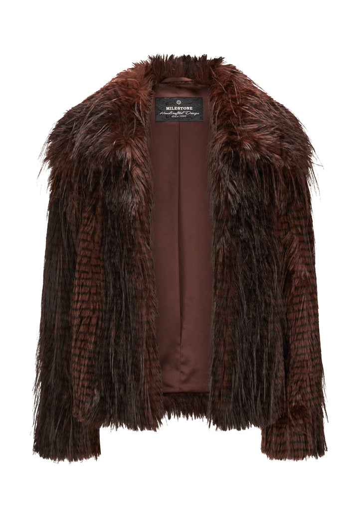 Jacke Milestone MSNelly in rotbraun. Sie ist aus einem Kunstpelz in zweifarbigem Federlook gefertigt. Das Innenfutter ist aus Satin. Die Jacke hat einen großen dekorativen Stehkragen und einen stoffbezogenen Hakenverschluss in der vorderen Mitte und Eingriffstaschen.