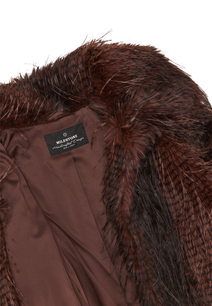 Jacke Milestone MSNelly in rotbraun. Sie ist aus einem Kunstpelz in zweifarbigem Federlook gefertigt. Das Innenfutter ist aus Satin. Die Jacke hat einen großen dekorativen Stehkragen und einen stoffbezogenen Hakenverschluss in der vorderen Mitte und Eingriffstaschen.