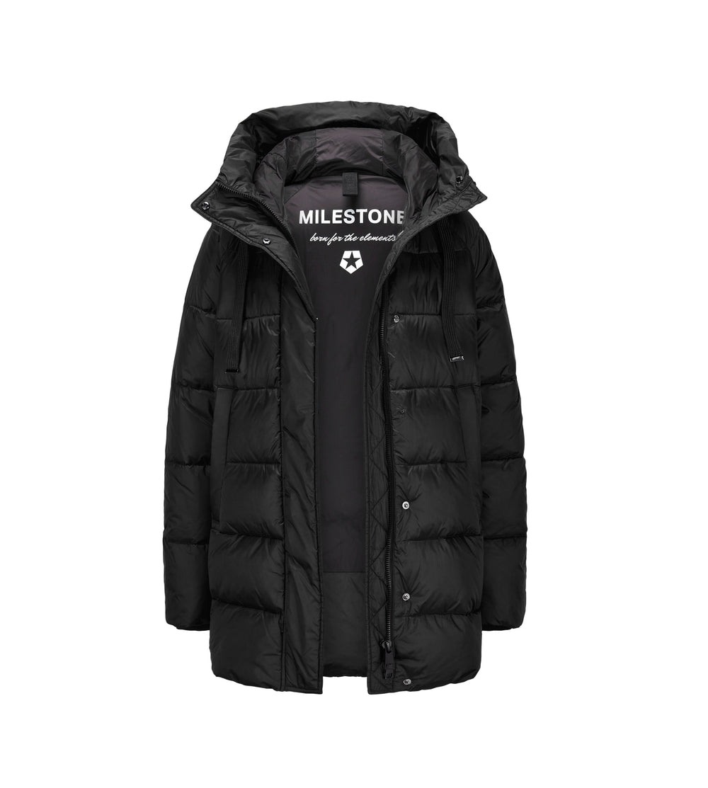 Schwarze Steppjacke MILESTONE MSUmeko in sportiver A-Linie mit angeschnittener Kapuze, Raglanärmeln und kontrastierendem Zwei-Wege-Reißverschluss mit verdeckter Druckknopfleiste. Lange Leistentaschen, seitliche Reißverschlüsse, innenliegende Strickbündchen und ein hinten leicht verlängerter, gerundeter Saum ergänzen das Design.