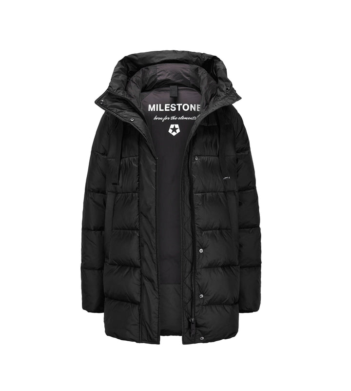 Schwarze Steppjacke MILESTONE MSUmeko in sportiver A-Linie mit angeschnittener Kapuze, Raglanärmeln und kontrastierendem Zwei-Wege-Reißverschluss mit verdeckter Druckknopfleiste. Lange Leistentaschen, seitliche Reißverschlüsse, innenliegende Strickbündchen und ein hinten leicht verlängerter, gerundeter Saum ergänzen das Design.