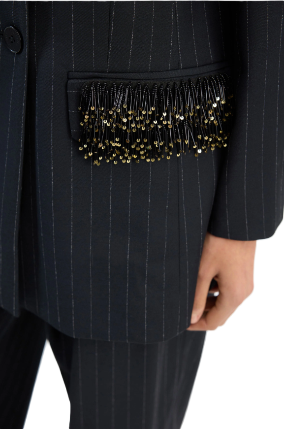 Navyblauer Blazer VIRIONICS von Munthe mit Nadelstreifen, zweireihiger Knopfleiste und aufgesetzten Taschen mit Perlendetails.