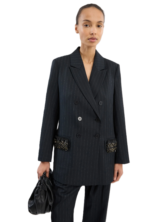Navyblauer Blazer VIRIONICS von Munthe mit Nadelstreifen, zweireihiger Knopfleiste und aufgesetzten Taschen mit Perlendetails.