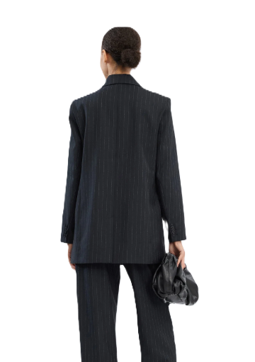 Navyblauer Blazer VIRIONICS von Munthe mit Nadelstreifen, zweireihiger Knopfleiste und aufgesetzten Taschen mit Perlendetails.