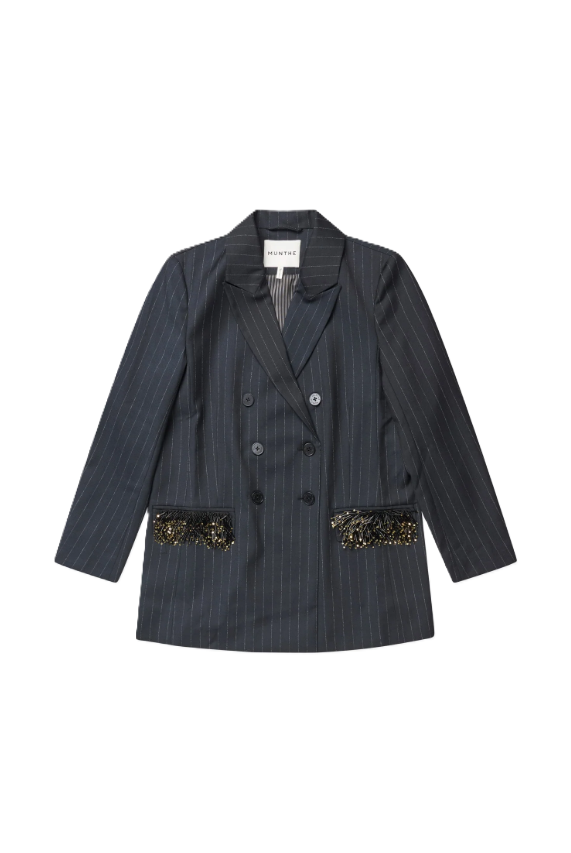 Navyblauer Blazer VIRIONICS von Munthe mit Nadelstreifen, zweireihiger Knopfleiste und aufgesetzten Taschen mit Perlendetails.