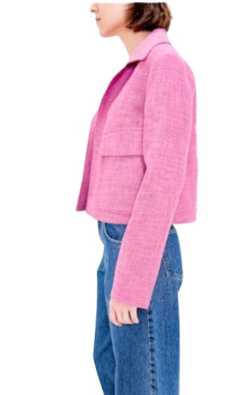 Jacke von Odeeh in azalea pink. Kastig und offen geschnitten aus Hanf. Mit Kragen und aufgesetzten Taschen. Sommerblazer 
