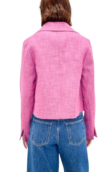 Jacke von Odeeh in azalea pink. Kastig und offen geschnitten aus Hanf. Mit Kragen und aufgesetzten Taschen. Sommerblazer 