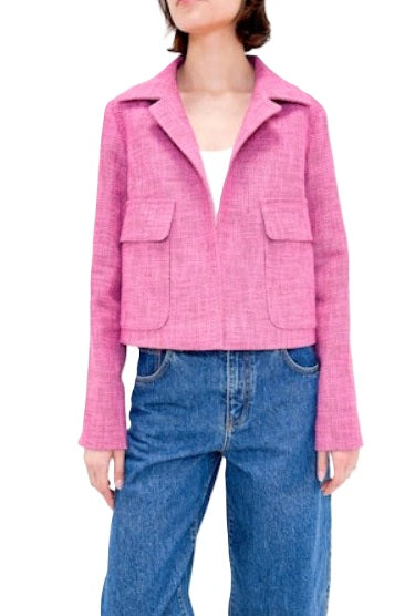 Jacke von Odeeh in azalea pink. Kastig und offen geschnitten aus Hanf. Mit Kragen und aufgesetzten Taschen. Sommerblazer 