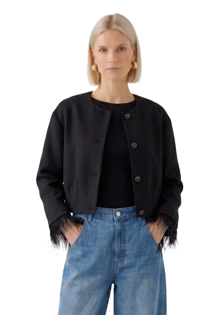 Jacke Oui in Schwarz. Kurzer Balloon Fit mit voluminöser O-Shape-Silhouette. Abknöpfbare Kunstfedern an den Ärmelsäumen. Kragenloser Rundhalsausschnitt und Knopfleiste mit funkelnden Strassknöpfen. Seitliche Eingriffstaschen.