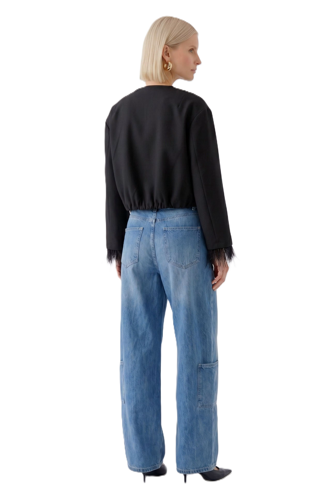 Jacke Oui in Schwarz. Kurzer Balloon Fit mit voluminöser O-Shape-Silhouette. Abknöpfbare Kunstfedern an den Ärmelsäumen. Kragenloser Rundhalsausschnitt und Knopfleiste mit funkelnden Strassknöpfen. Seitliche Eingriffstaschen.