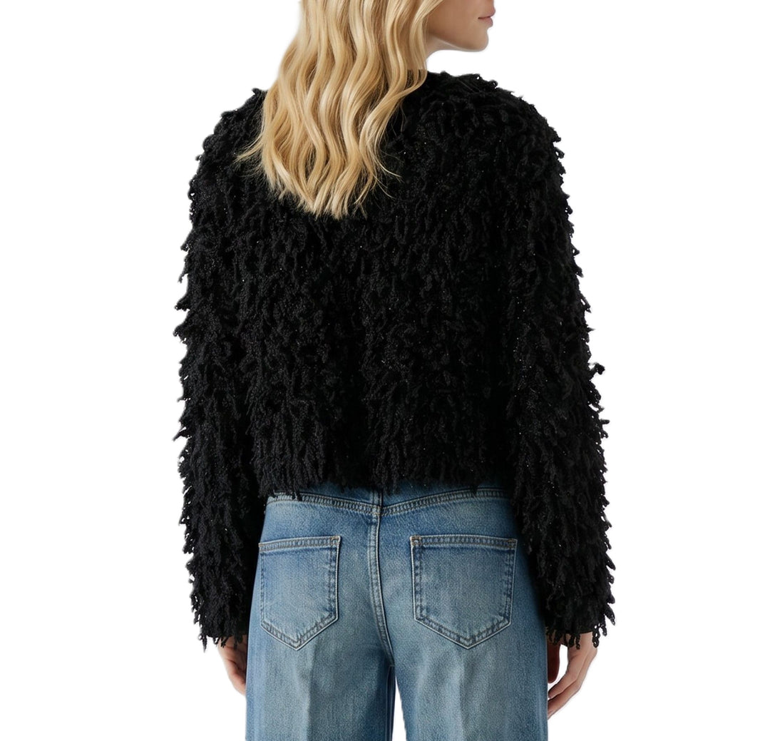 Strickjacke OUI in Schwarz mit ausdrucksstarker Boucléstruktur, kurzen Fransen und dezenten Glanzdetails. Der schmale Schnitt, Schulterpolster, klassische Rundhalsausschnitt und Hakenverschluss unterstreichen das elegante, moderne Design.