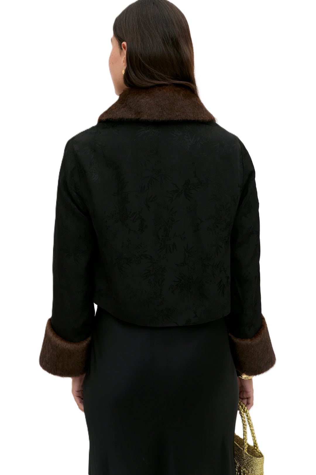 Jacke Rixo Luanne. Jacke in schwarz mit dezentem Paisleymuster. Die Jacke hat am Kragen und an den Manschetten ein Fakepelzbesatz. Die Jacke kann mit Knöpfen auf der Vorderseite verschlossen werden.