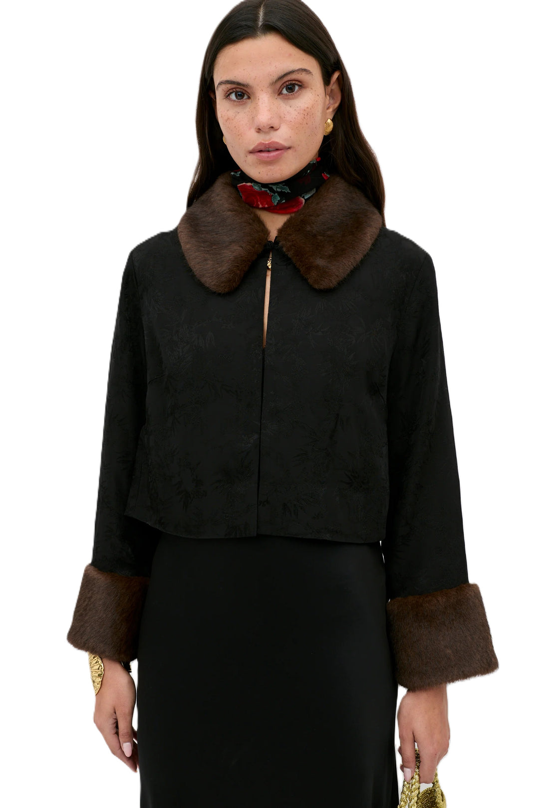 Jacke Rixo Luanne. Jacke in schwarz mit dezentem Paisleymuster. Die Jacke hat am Kragen und an den Manschetten ein Fakepelzbesatz. Die Jacke kann mit Knöpfen auf der Vorderseite verschlossen werden.