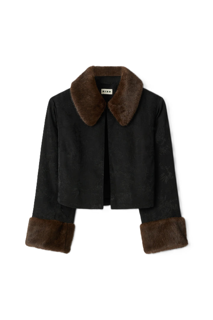 Jacke Rixo Luanne. Jacke in schwarz mit dezentem Paisleymuster. Die Jacke hat am Kragen und an den Manschetten ein Fakepelzbesatz. Die Jacke kann mit Knöpfen auf der Vorderseite verschlossen werden.