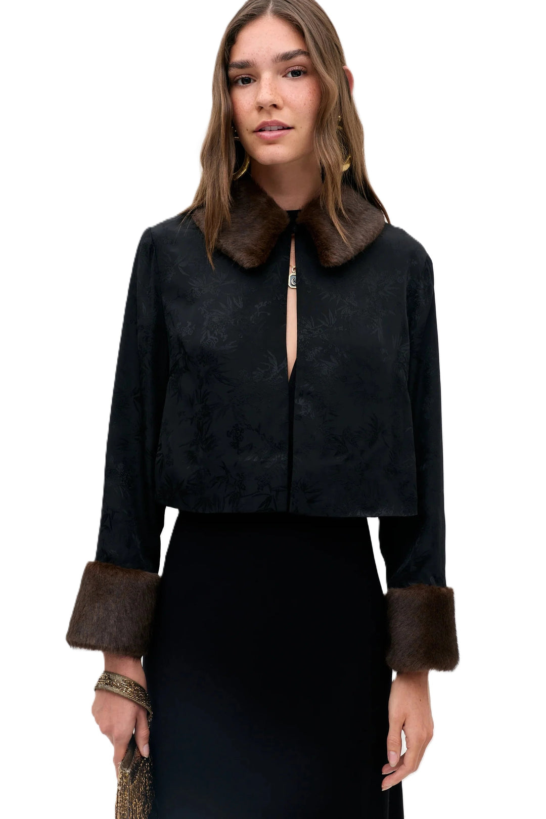 Jacke Rixo Luanne. Jacke in schwarz mit dezentem Paisleymuster. Die Jacke hat am Kragen und an den Manschetten ein Fakepelzbesatz. Die Jacke kann mit Knöpfen auf der Vorderseite verschlossen werden.