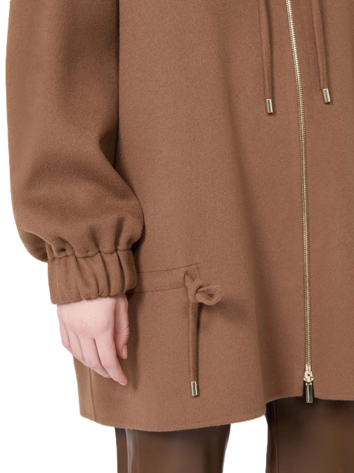 Mantel S Max Mara SMMADRIANA. Lässiger Kurzmantel in camel. Der Mantel hat Kapuze und einen Zip. Sie ist bis über den Po geschnitten und hat am Saum einen Tunnelzug zum Verstellen. Dies erzeugt eine leichte Schößchenoptik. 