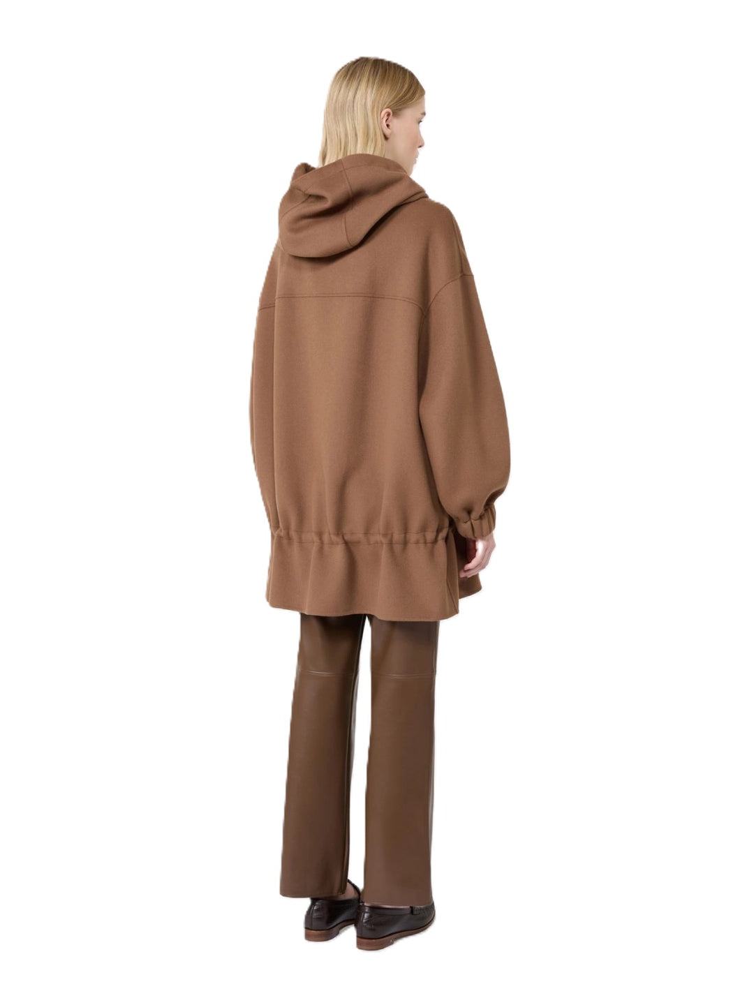 Mantel S Max Mara SMMADRIANA. Lässiger Kurzmantel in camel. Der Mantel hat Kapuze und einen Zip. Sie ist bis über den Po geschnitten und hat am Saum einen Tunnelzug zum Verstellen. Dies erzeugt eine leichte Schößchenoptik. 