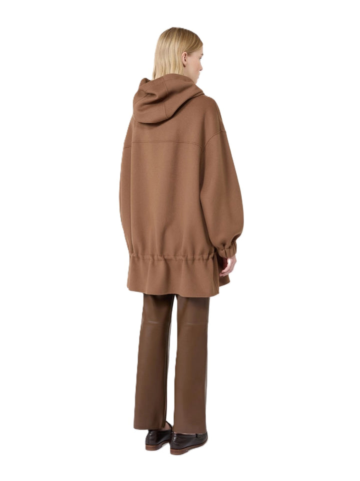 Mantel S Max Mara SMMADRIANA. Lässiger Kurzmantel in camel. Der Mantel hat Kapuze und einen Zip. Sie ist bis über den Po geschnitten und hat am Saum einen Tunnelzug zum Verstellen. Dies erzeugt eine leichte Schößchenoptik. 