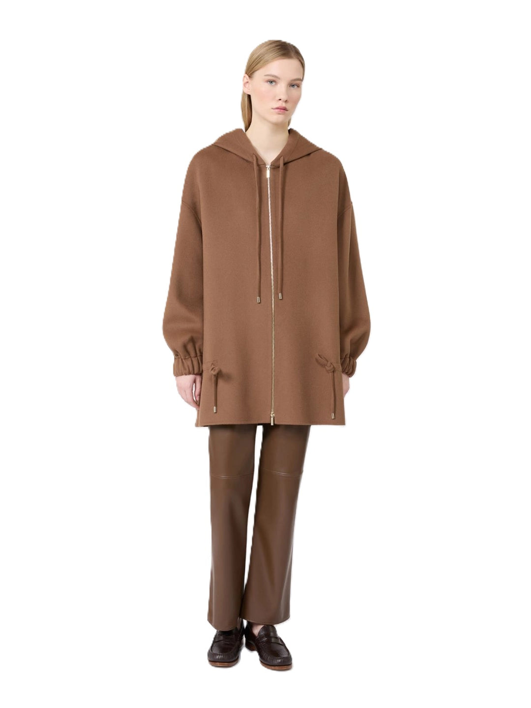 Mantel S Max Mara SMMADRIANA. Lässiger Kurzmantel in camel. Der Mantel hat Kapuze und einen Zip. Sie ist bis über den Po geschnitten und hat am Saum einen Tunnelzug zum Verstellen. Dies erzeugt eine leichte Schößchenoptik. 