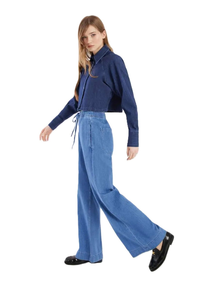 Jeansjacke Hanna von So Sue mit weitem Ärmel und Kragen. Knöpfe und verkürztem Schnitt in denim Bau. 
