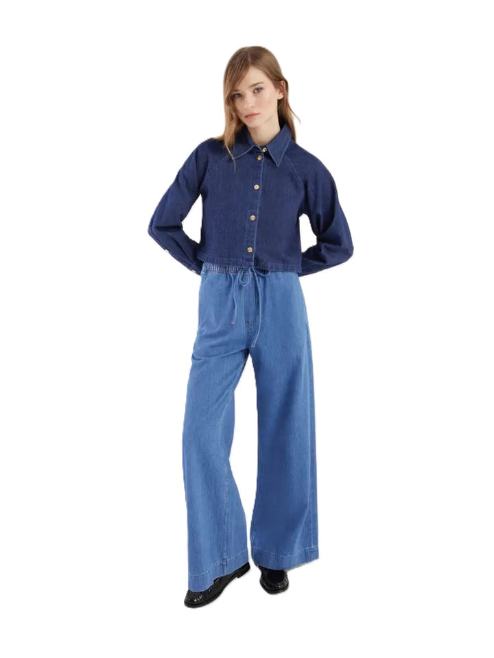 Jeansjacke Hanna von So Sue mit weitem Ärmel und Kragen. Knöpfe und verkürztem Schnitt in denim Bau. 