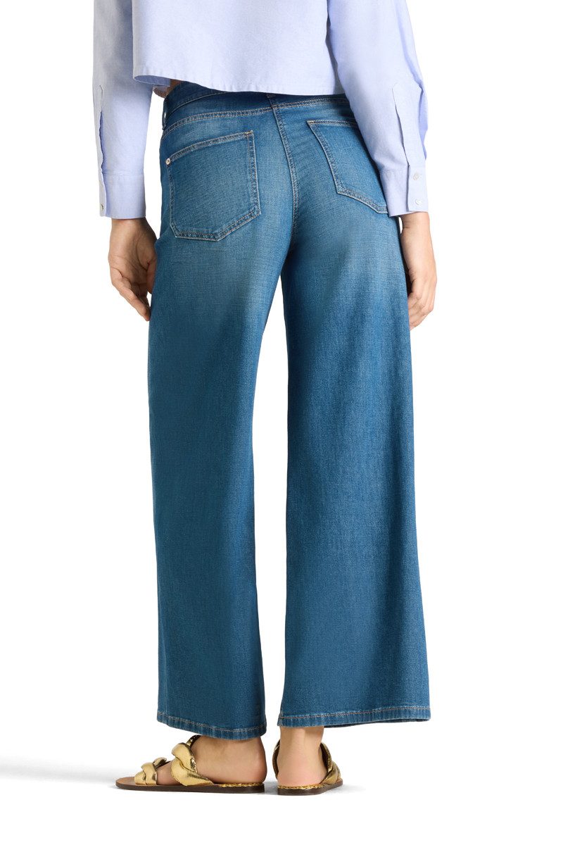 Jeans Cambio Baggy asymmetrical in sunny medium blau. Coole Jeans in mittelblau. Die Jeans hat einen asymmetrisch gesetzten Knopf. Das macht die Hose zu einem absoluten It-Piece. Das Bein ist gerade und leicht verkürzt. Die Hose hat Eingriffstaschen und Gesäßtaschen.