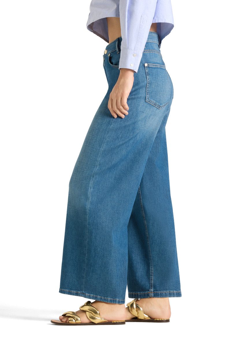 Jeans Cambio Baggy asymmetrical in sunny medium blau. Coole Jeans in mittelblau. Die Jeans hat einen asymmetrisch gesetzten Knopf. Das macht die Hose zu einem absoluten It-Piece. Das Bein ist gerade und leicht verkürzt. Die Hose hat Eingriffstaschen und Gesäßtaschen.