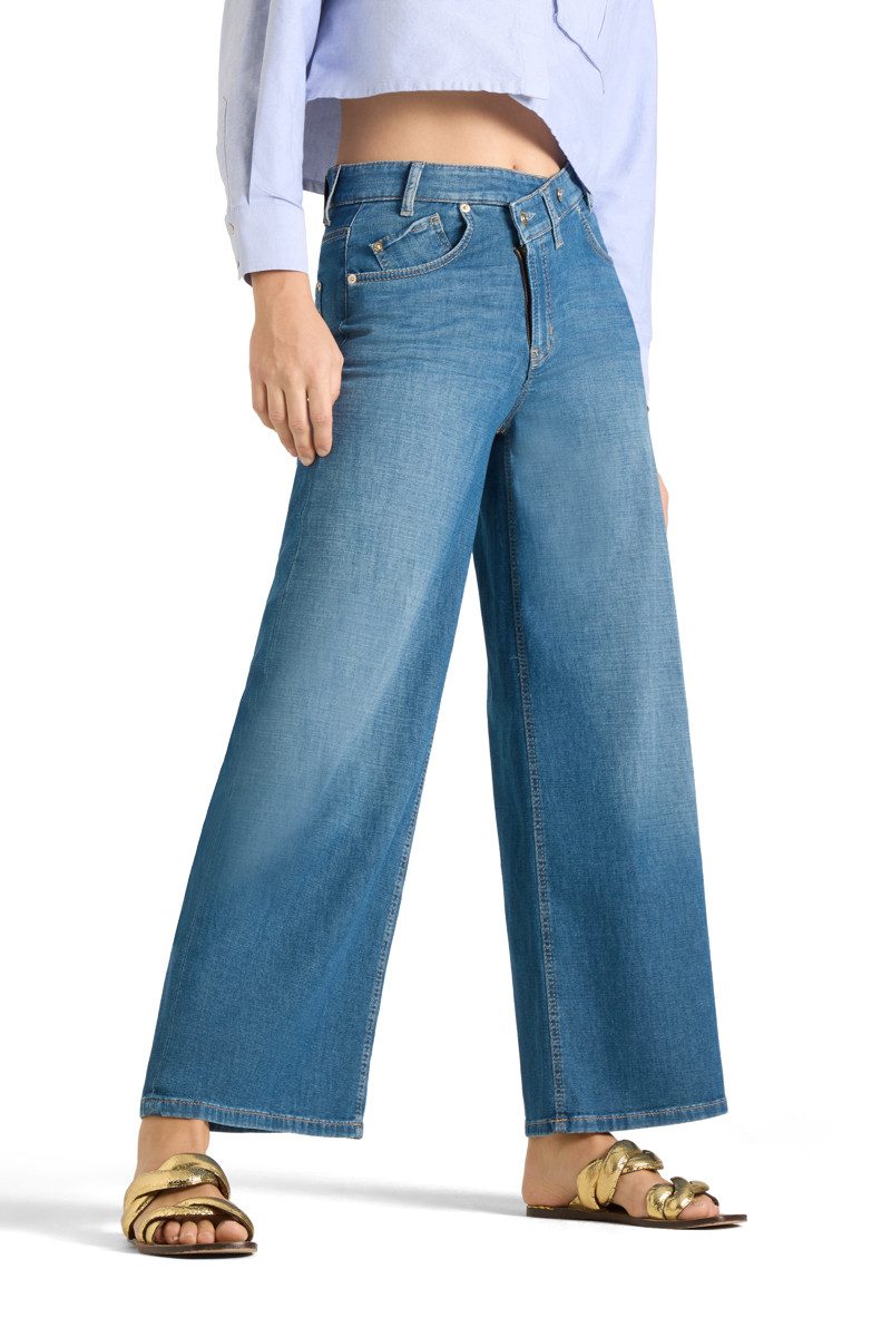 Jeans Cambio Baggy asymmetrical in sunny medium blau. Coole Jeans in mittelblau. Die Jeans hat einen asymmetrisch gesetzten Knopf. Das macht die Hose zu einem absoluten It-Piece. Das Bein ist gerade und leicht verkürzt. Die Hose hat Eingriffstaschen und Gesäßtaschen.