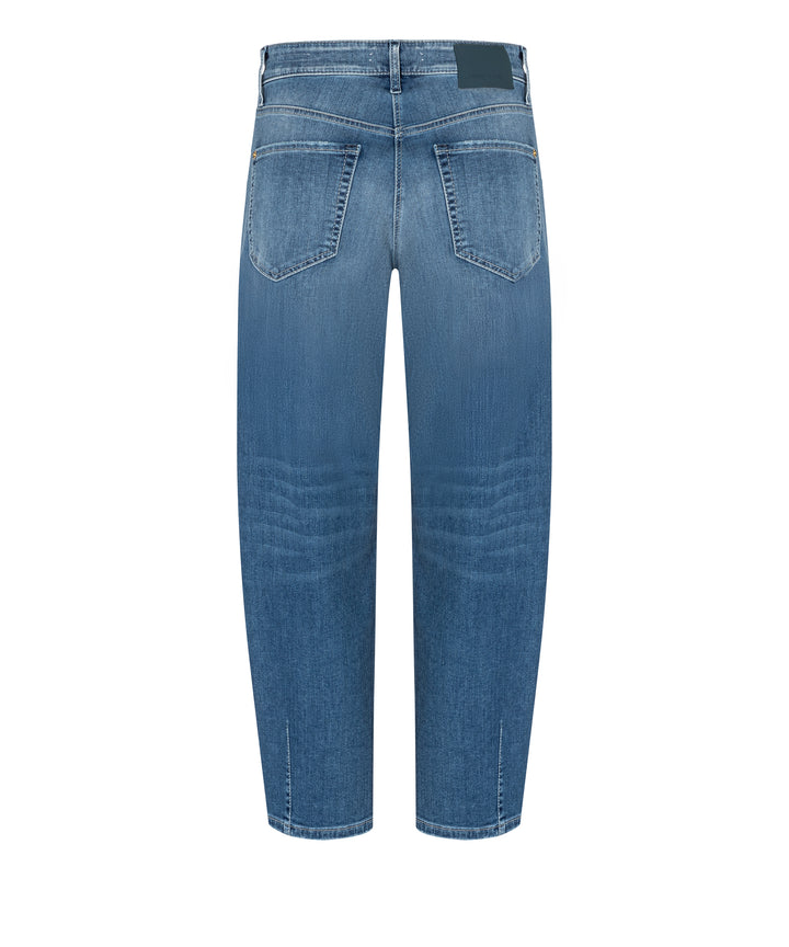 Cambio Jeans Elin in blau. Coole Jeans in blau mit Stitching. Die Jeans hat schräge Einschubtaschen auf der Vorderseite und Gesäßtaschen. Die Form ist leicht ballonförmig, das heißt, dass die Jeans nach unten hin schmäler zuläuft. Am Saum hat sie Ziernähte. Die Jeans hat eine angenehme leichte Ware